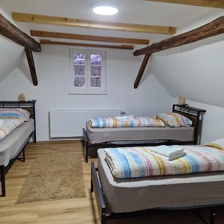 Dreibettzimmer Mit Gemeinschaftsbad Und Kueche Grossenbach Hostel *