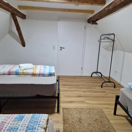 Dreibettzimmer Mit Gemeinschaftsbad Und Kueche Grossenbach Hostel