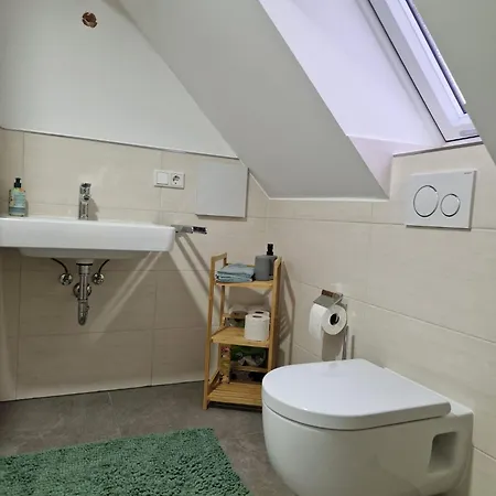 Dreibettzimmer Mit Gemeinschaftsbad Und Kueche Grossenbach