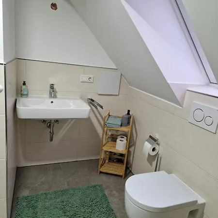 Dreibettzimmer Mit Gemeinschaftsbad Und Kueche Grossenbach Hünfeld