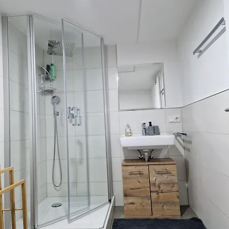 Dreibettzimmer Mit Gemeinschaftsbad Und Kueche Grossenbach Hostel Hünfeld