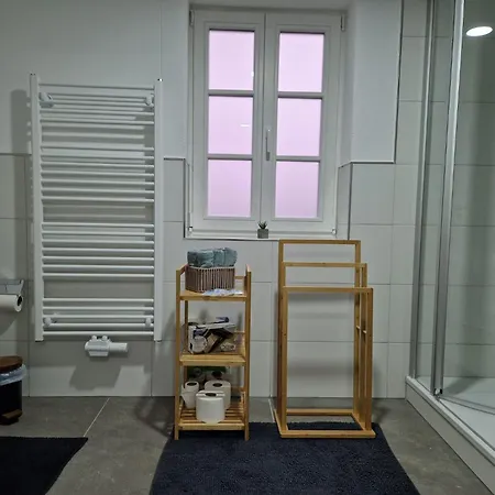 Hostel Dreibettzimmer Mit Gemeinschaftsbad Und Kueche Grossenbach