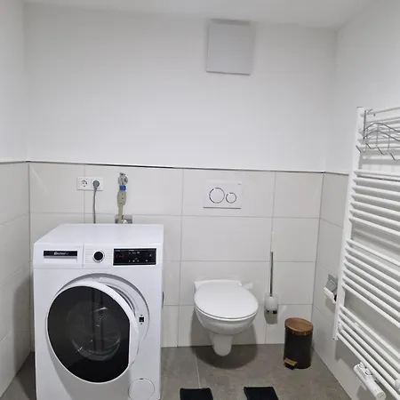Dreibettzimmer Mit Gemeinschaftsbad Und Kueche Grossenbach *