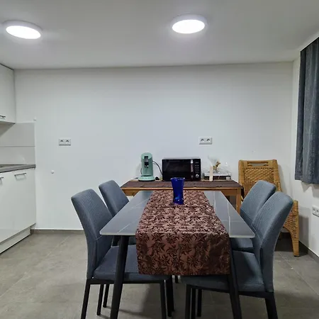 Dreibettzimmer Mit Gemeinschaftsbad Und Kueche Grossenbach Hostel Hünfeld