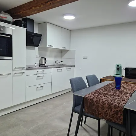 Dreibettzimmer Mit Gemeinschaftsbad Und Kueche Grossenbach Hostel *