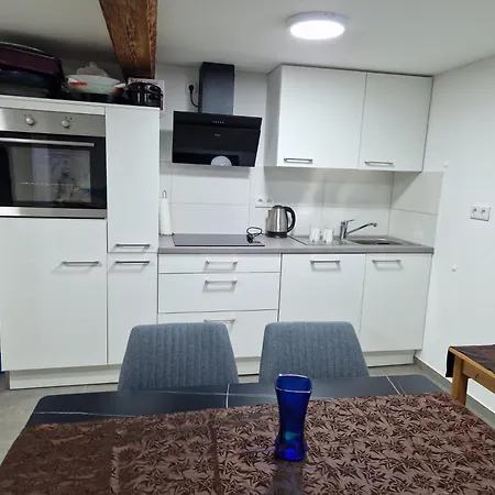 Dreibettzimmer Mit Gemeinschaftsbad Und Kueche Grossenbach Hostel