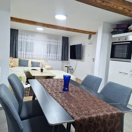 Hostel Dreibettzimmer Mit Gemeinschaftsbad Und Kueche Grossenbach *