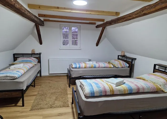 Dreibettzimmer Mit Gemeinschaftsbad Und Kueche Grossenbach Hostel *
