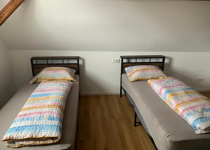 Hostel Dreibettzimmer Mit Gemeinschaftsbad Und Kueche Grossenbach Hünfeld