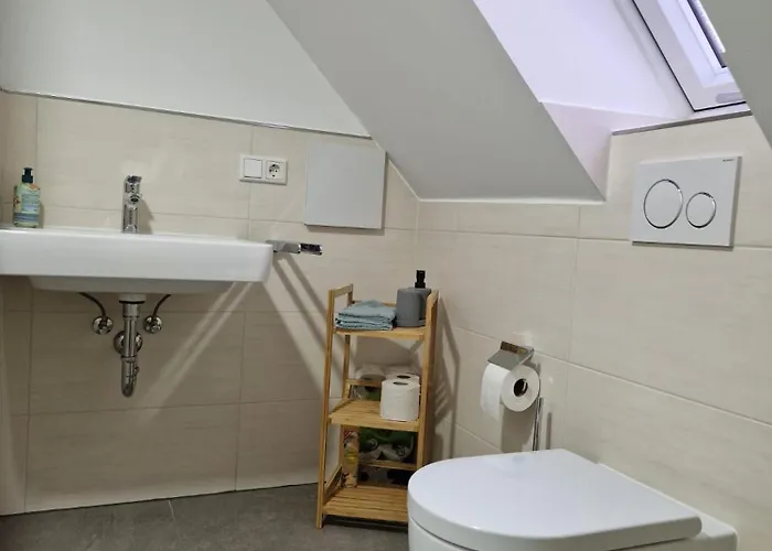 Dreibettzimmer Mit Gemeinschaftsbad Und Kueche Grossenbach