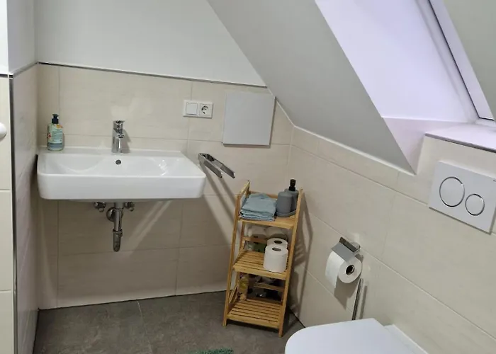 Dreibettzimmer Mit Gemeinschaftsbad Und Kueche Grossenbach Hünfeld