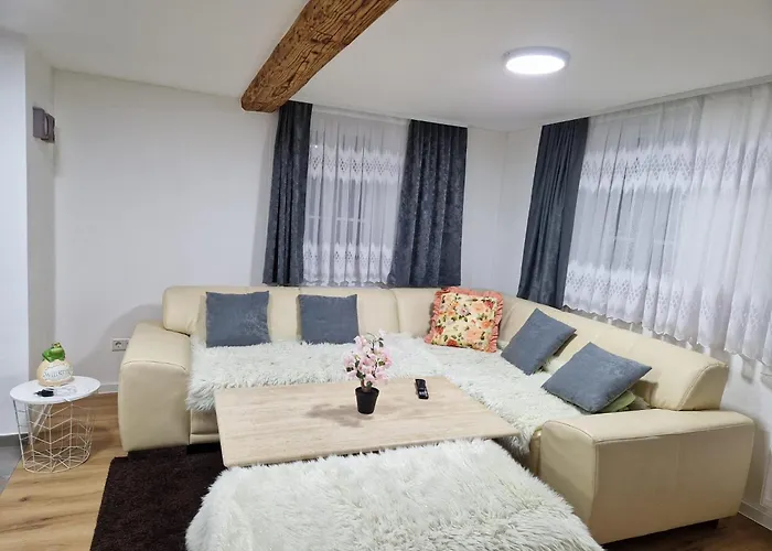 Dreibettzimmer Mit Gemeinschaftsbad Und Kueche Grossenbach Hostel