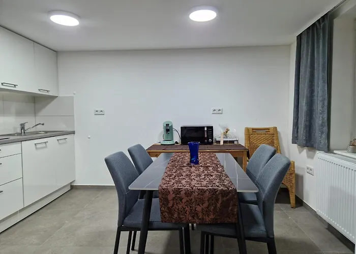 Dreibettzimmer Mit Gemeinschaftsbad Und Kueche Grossenbach Hostel Hünfeld