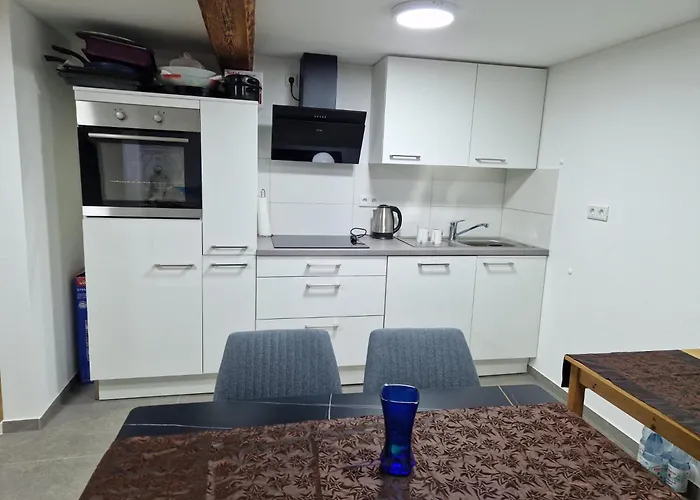 Dreibettzimmer Mit Gemeinschaftsbad Und Kueche Grossenbach Hostel